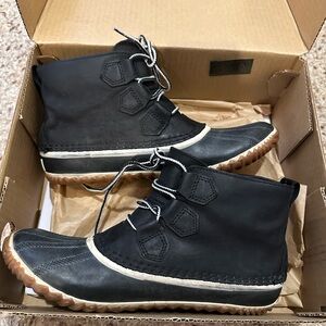 Sorel Out and About Leather waterproof Women’s ankle Boots size 10